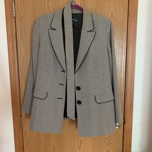 Evan Picone Suit, size 16, Black houndstooth jacket & black pants. Inseam 31”